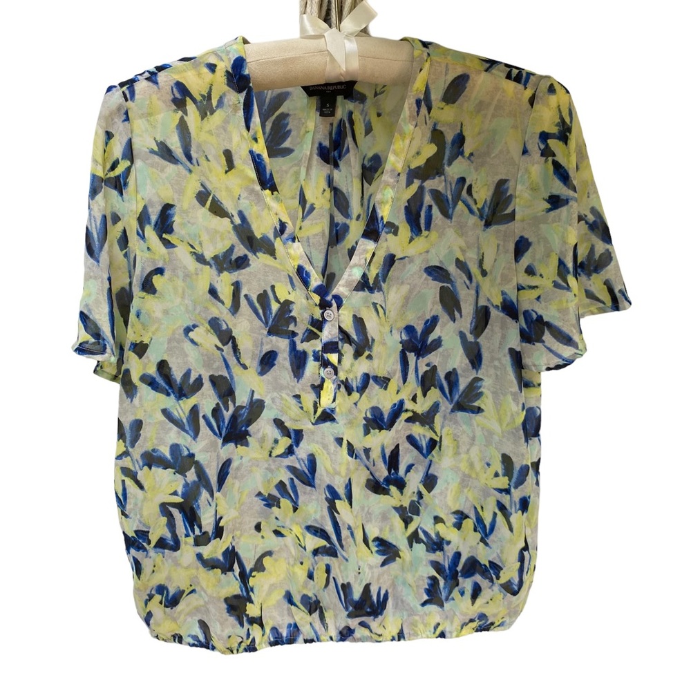 Banana Republic Sheer V-Neck Top Abstract Floral on Pale Gray Background Size S